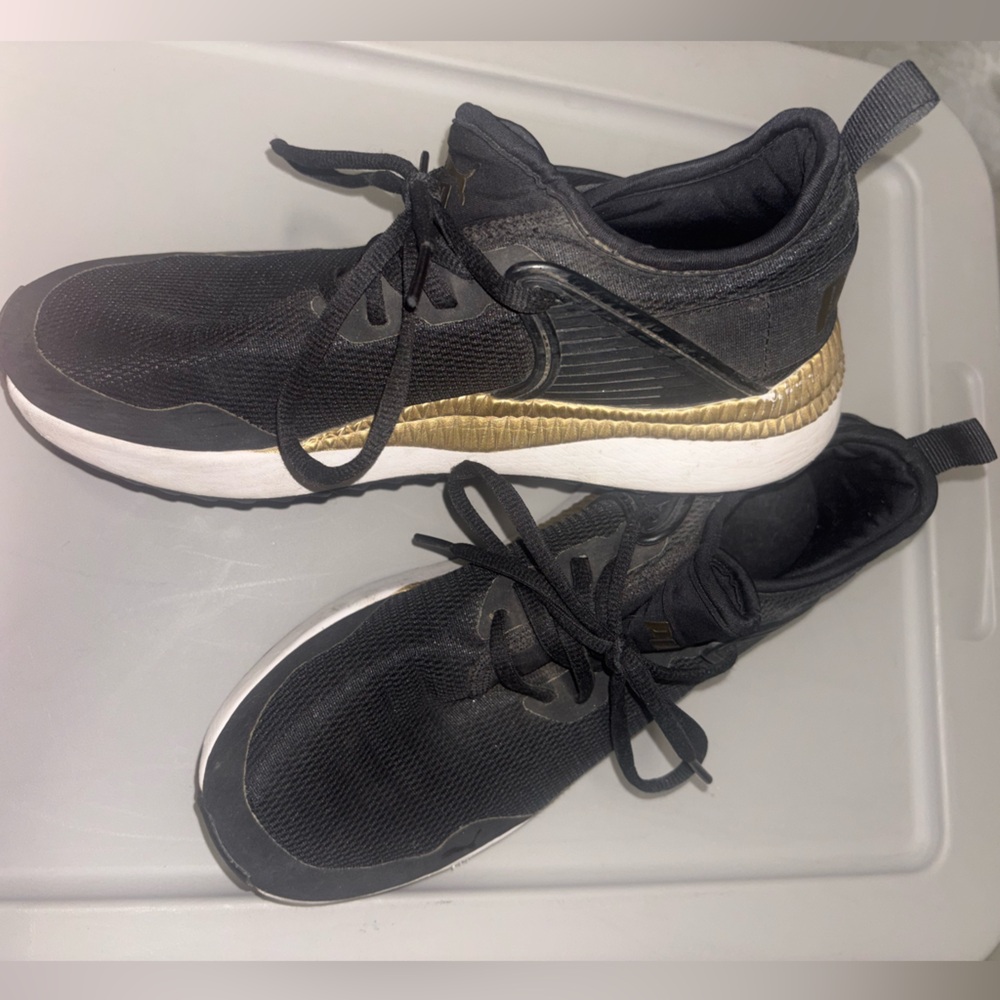 Women’s Puma Slip On Sneakers 🌵7.5